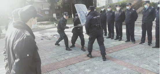 “內(nèi)強(qiáng)素質(zhì)、外塑形象”—潤州保安組織中醫(yī)院隊(duì)員進(jìn)行日常隊(duì)列訓(xùn)練