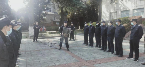 “內(nèi)強(qiáng)素質(zhì)、外塑形象”—潤州保安組織中醫(yī)院隊(duì)員進(jìn)行日常隊(duì)列訓(xùn)練