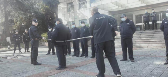 “內(nèi)強(qiáng)素質(zhì)、外塑形象”—潤州保安組織中醫(yī)院隊(duì)員進(jìn)行日常隊(duì)列訓(xùn)練