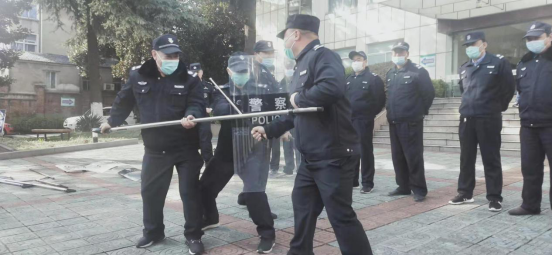 “內(nèi)強(qiáng)素質(zhì)、外塑形象”—潤州保安組織中醫(yī)院隊(duì)員進(jìn)行日常隊(duì)列訓(xùn)練