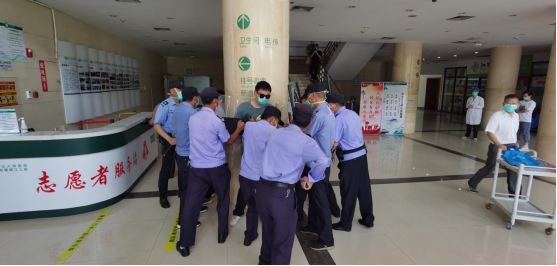 保障醫(yī)患平安--潤州保安公司對鎮(zhèn)江市第三人民醫(yī)院全體隊(duì)員進(jìn)行反恐訓(xùn)練