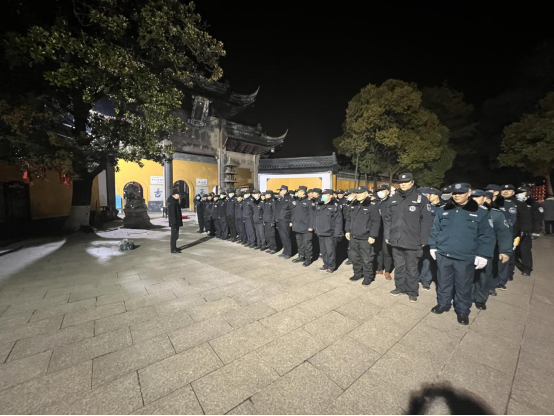 佛音陣陣辭舊歲，撞鐘起航迎新年