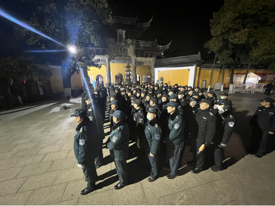 佛音陣陣辭舊歲，撞鐘起航迎新年